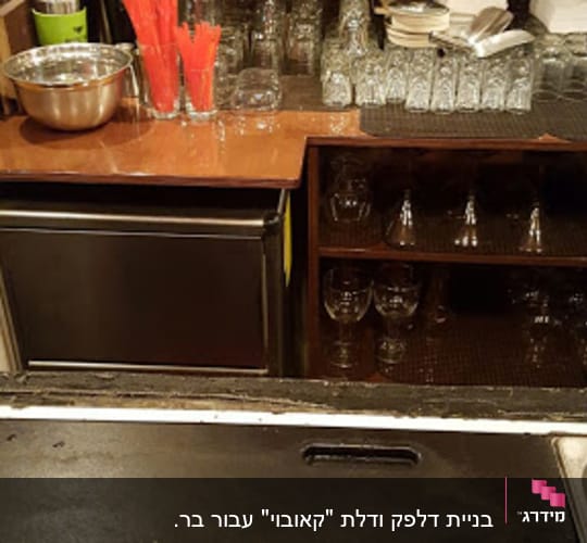בר משקאות עם בקבוקים, כוסות וקשיות